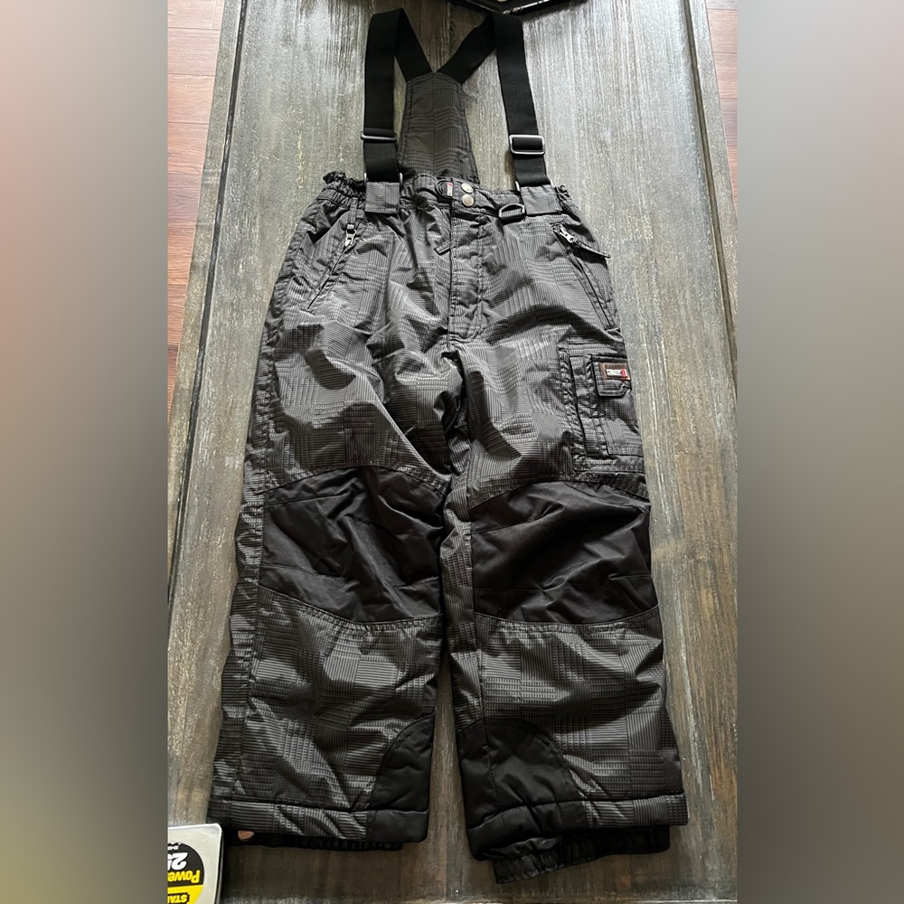 32 Degrees boys bib style gray/  Black Patterned snowboard Pants